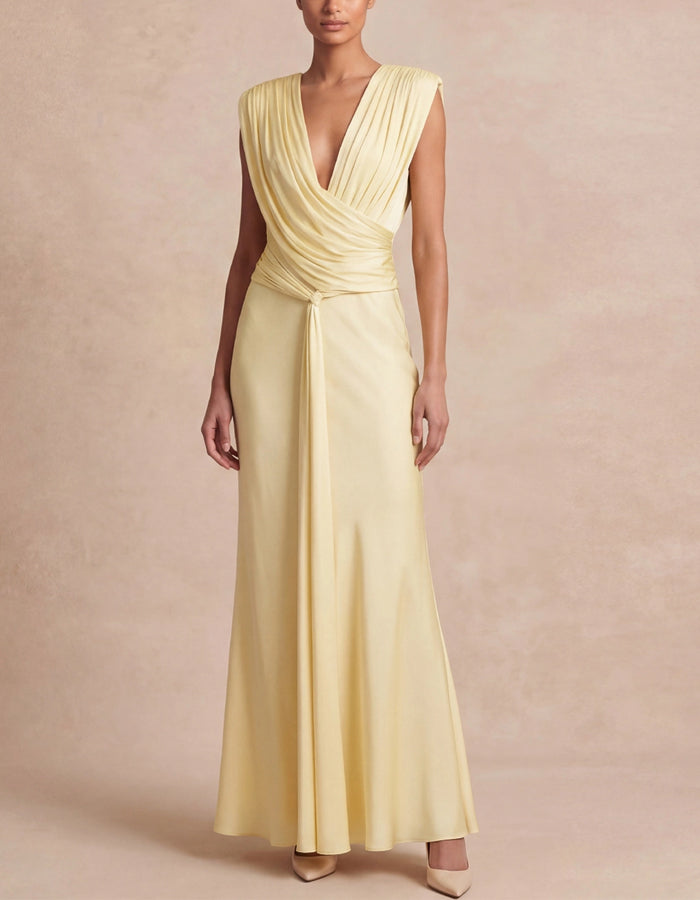 Vestido largo de satén de color liso con cintura drapeada y brillo reluciente
