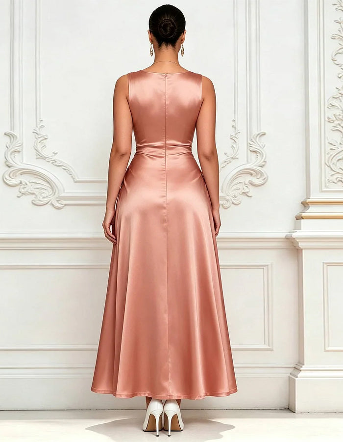 Vestido largo con cuello de satén rosa y pasta de judías rojas, con cintura retorcida