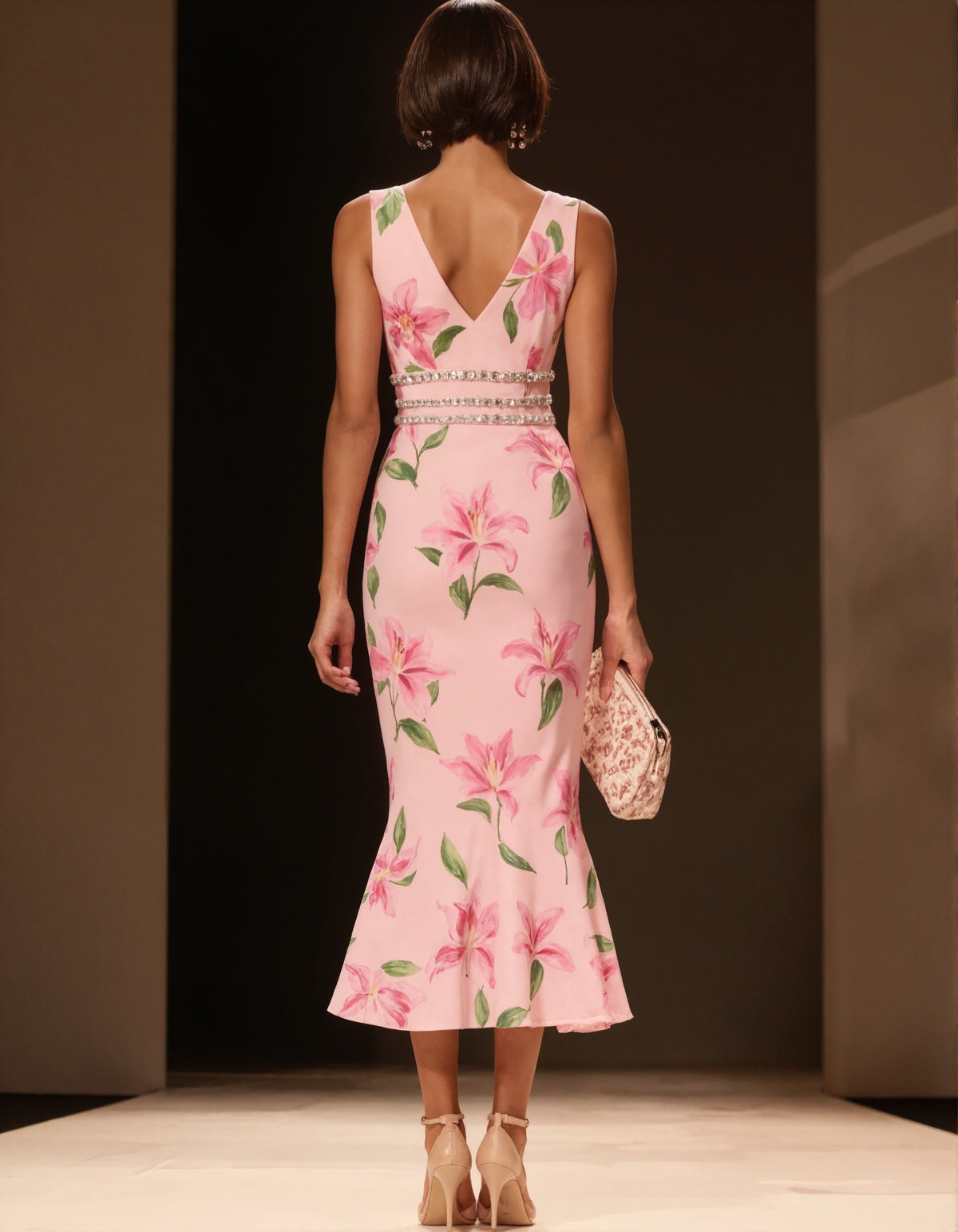 Encantador vestido midi floral rosa con detalles de cristales en la cintura