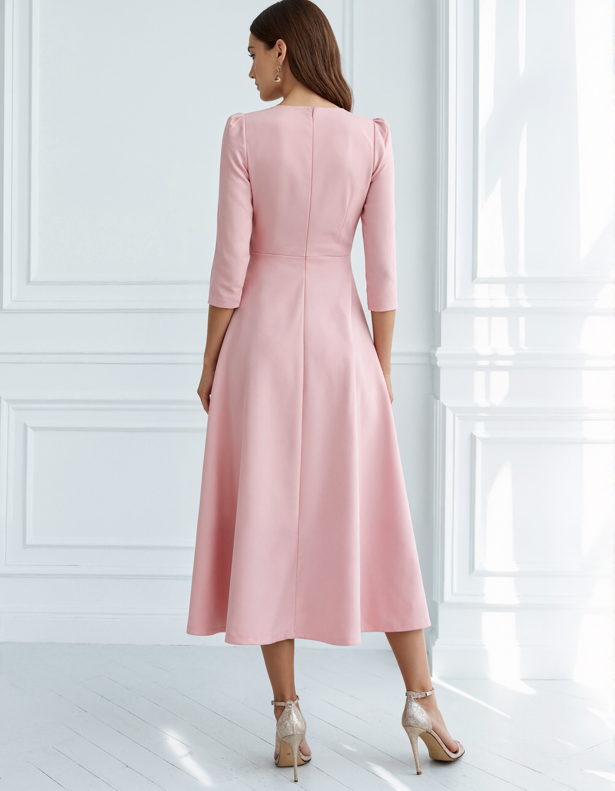 Robe mi-longue en satin unie avec nœud et col en V
