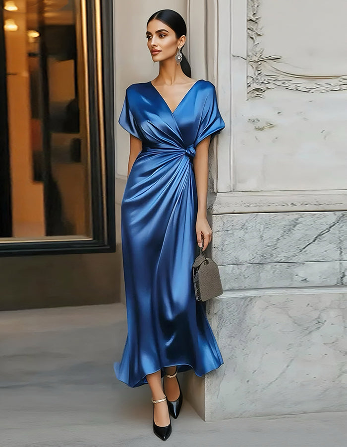 Vestido sofisticado de satén azul zafiro con detalle de nudo y mangas mariposa