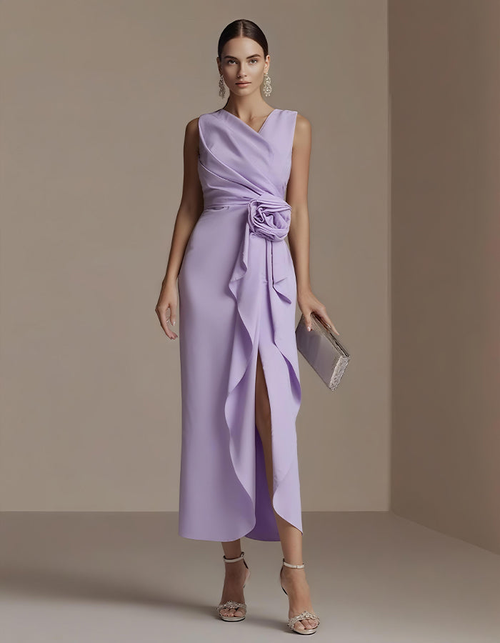 Elegante vestido midi de satén con cuerpo drapeado y cintura floral