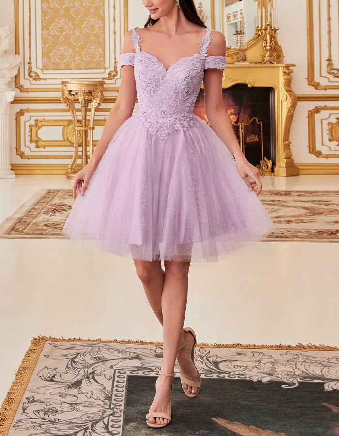 Minivestido corto con purpurina y hombros descubiertos