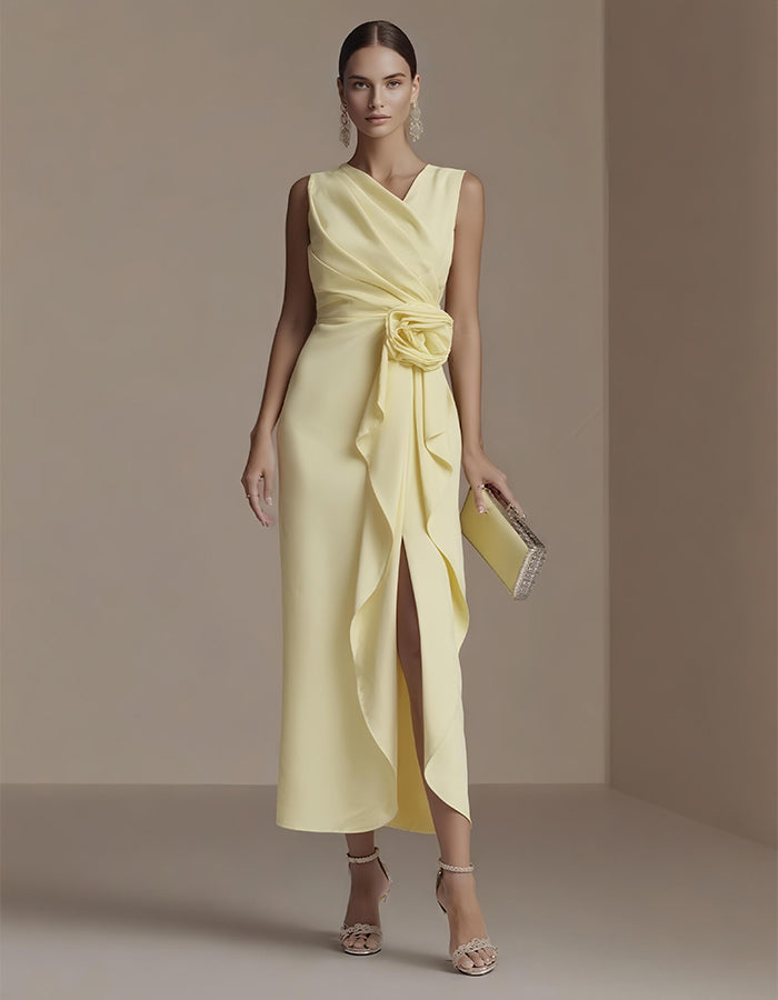 Elegante vestido midi de satén con cuerpo drapeado y cintura floral