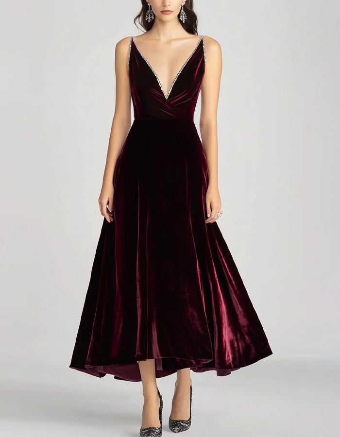 Vestido midi de terciopelo burdeos con tirantes finos y escote en V