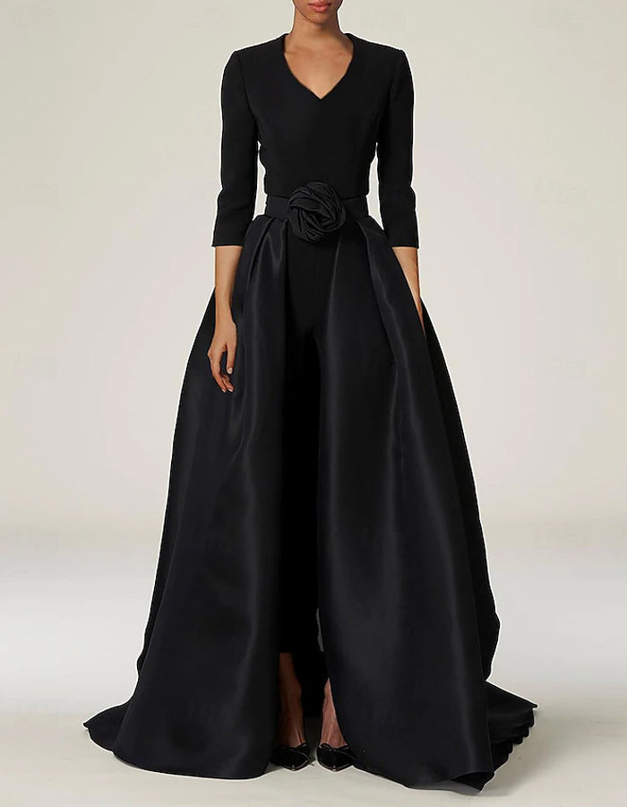 Mono negro con cuello en V y cola y mangas tres cuartos