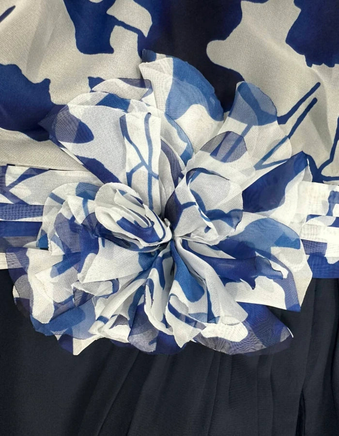 Robe longue élégante en mousseline de soie bleu marine avec jupe à imprimé floral et manches bouffantes transparentes