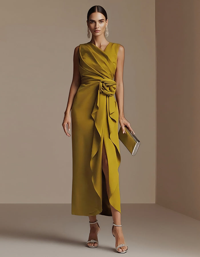 Elegante vestido midi de satén con cuerpo drapeado y cintura floral