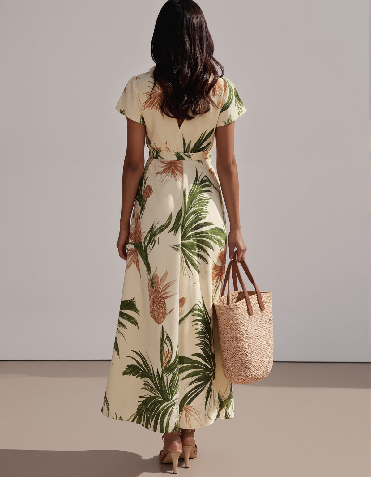 Robe longue en crêpe couleur ivoire tropical avec imprimé feuilles de palmier vertes et lien à la taille