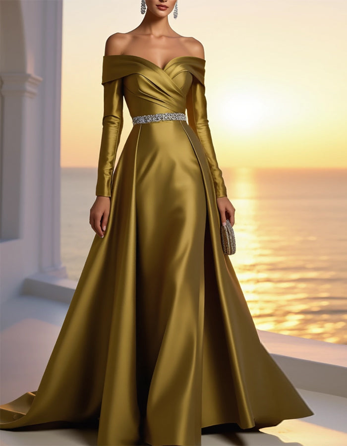 Robe longue en satin doré à épaules dénudées et manches longues