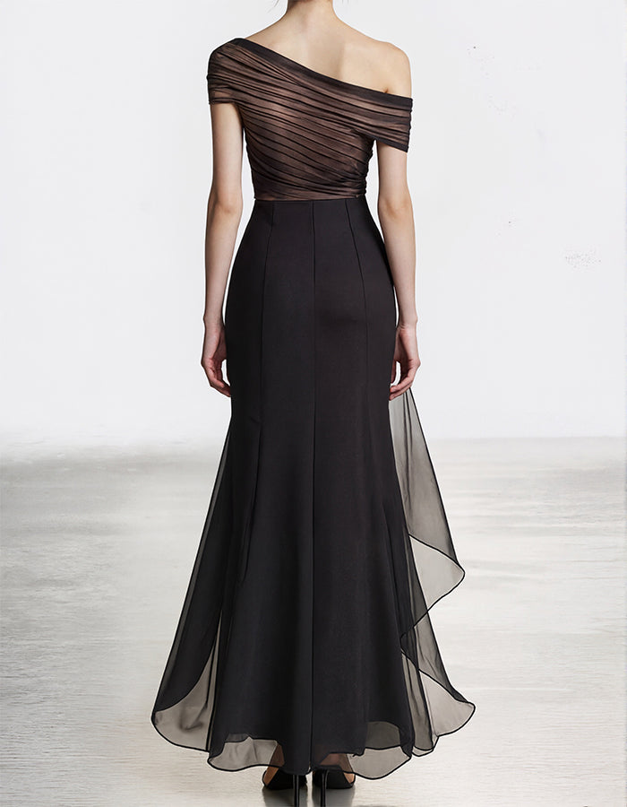 Vestido largo de gasa plisado marrón con un solo hombro