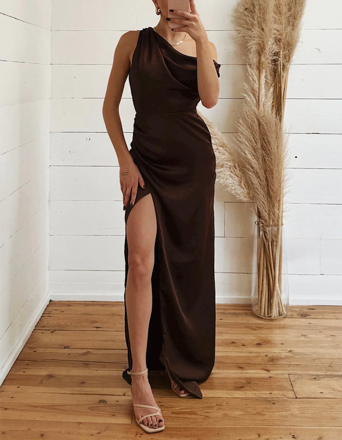 Vestido largo marrón oscuro de un solo hombro