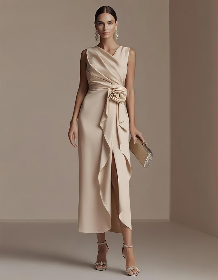 Elegante vestido midi de satén con cuerpo drapeado y cintura floral