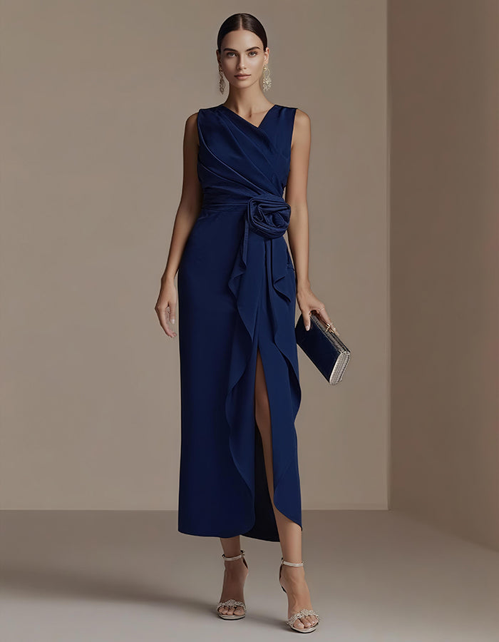 Elegante vestido midi de satén con cuerpo drapeado y cintura floral