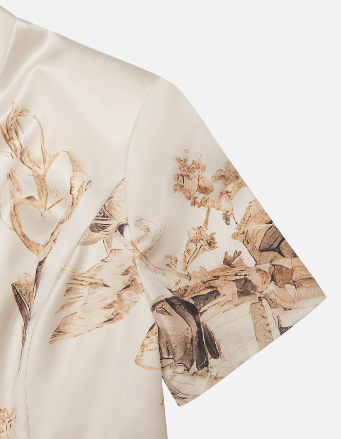 Elegante bata de satén color crema con estampado de inspiración barroca y hombros estructurados
