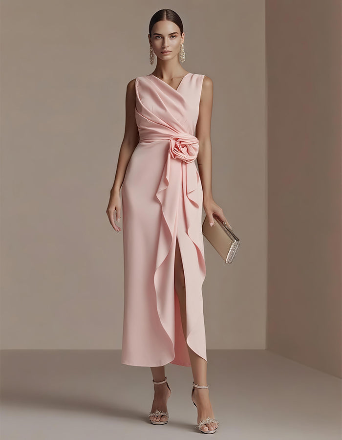 Elegante vestido midi de satén con cuerpo drapeado y cintura floral