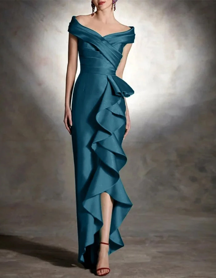 Elegante vestido de satén verde azulado con escote Bardot y volantes en cascada