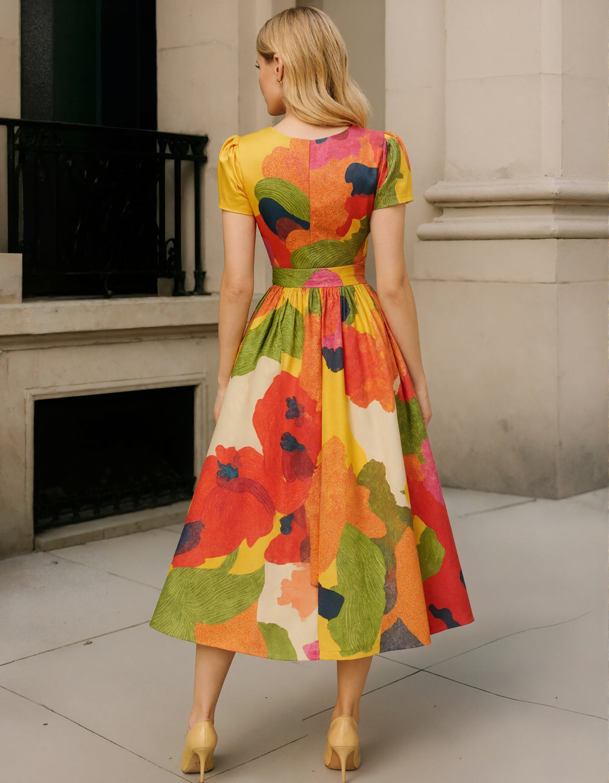 Robe midi en satin multicolore éclatant avec manches bouffantes et jupe plissée